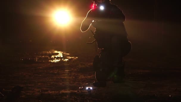 Filmación Oficial Policía Caminando Con Arma Quadcopter Una Calle Nocturna — Vídeos de Stock
