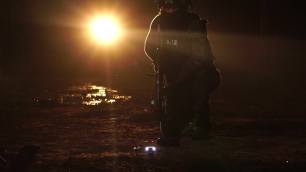 Filmación Oficial Policía Caminando Con Arma Quadcopter Una Calle Nocturna — Vídeos de Stock