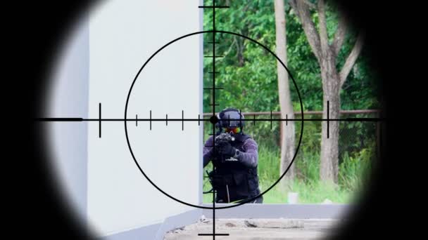 特殊警察は敵の狙撃手のレンズを通して暗殺され射殺されていた — ストック動画