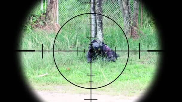 Специальная Полиция Убита Застрелена Через Объектив Вражеского Снайпера — стоковое видео