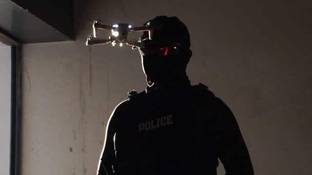 Поліція Використовує Скаутський Дрон Перевірці Безпеки — стокове відео