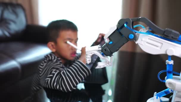 Söt Liten Asiatisk Pojke Med Tablett Och Robothand Inomhus — Stockvideo
