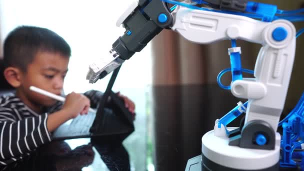 Lindo Poco Asiático Chico Con Tableta Robotic Mano Interior — Vídeo de stock