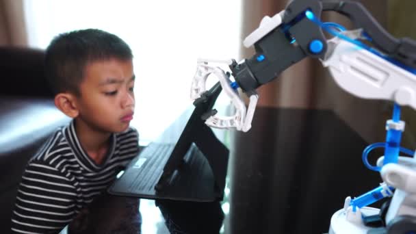 Милий Маленький Азіатський Хлопчик Планшетом Роботизованою Рукою Приміщенні — стокове відео