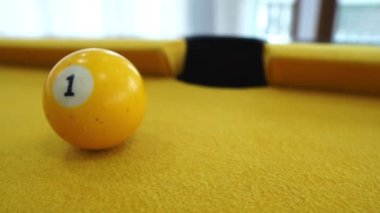 Kulüpte bilardo oynuyorum. Yavaş çekim