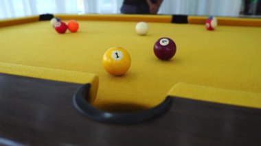 Kulüpte bilardo oynayan adam.