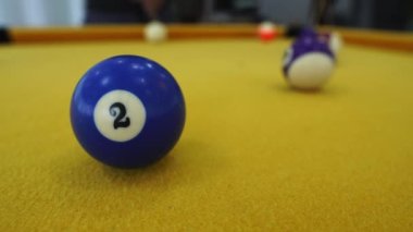 Kulüpte bilardo oynayan adam.