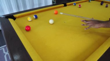 Kulüpte bilardo oynayan adam.