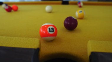 Kulüpte bilardo oynayan adam.