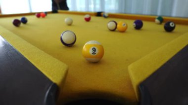 Kulüpte bilardo oynayan adam.