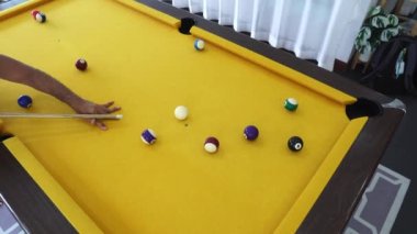 Kulüpte bilardo oynayan adam.