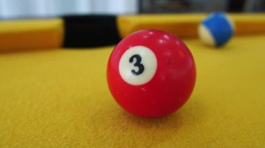 Kulüpte bilardo oynuyorum. Yavaş çekim