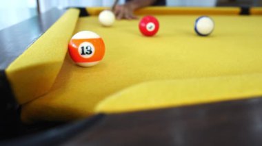 Kulüpte bilardo oynayan adam. Yavaş çekim 