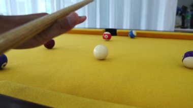 Kulüpte bilardo oynayan adam. Yavaş çekim 