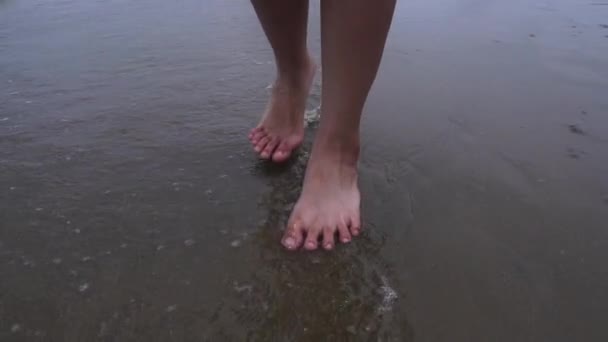 Baixa Seção Mulher Andando Praia Oceano Movimento Lento — Vídeo de Stock