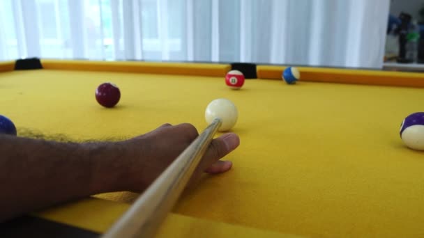 Mann Spielt Pool Club — Stockvideo
