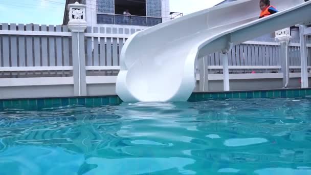 Chica Asiática Aquapark Nadando Piscina Movimiento Lento — Vídeo de stock