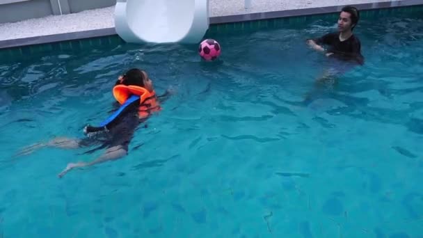 Asian Girl Her Father Swimming Pool Slow Motion — Stock Video