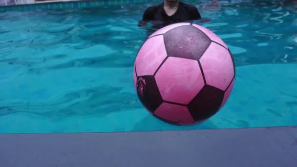 Ball Und Asiatischer Mann Schwimmbad Zeitlupe — Stockvideo
