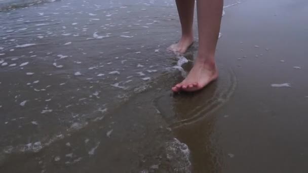 Låg Del Kvinnan Går Havet Stranden Långsamma Rörelser — Stockvideo