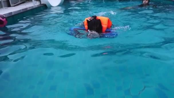 Chica Asiática Traje Neopreno Nadando Piscina Movimiento Lento — Vídeo de stock