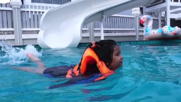 Havuzda Yüzen Dalgıç Kıyafetli Asyalı Kız Yavaş Çekim — Stok video