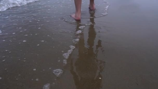 Нижняя Часть Женщины Идущей Океанскому Пляжу Медленное Движение — стоковое видео