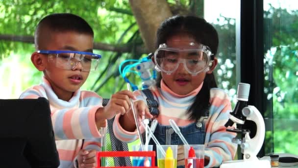 Азійські Школярі Вивчають Хімію Шкільній Лабораторії Повільний Рух — стокове відео