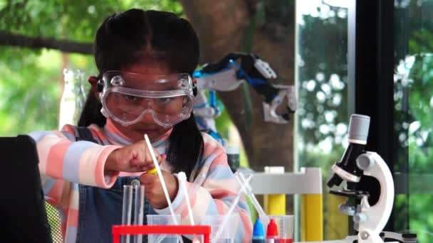 Asijská Školačka Učí Chemii Školní Laboratoři Zpomalený Pohyb — Stock video