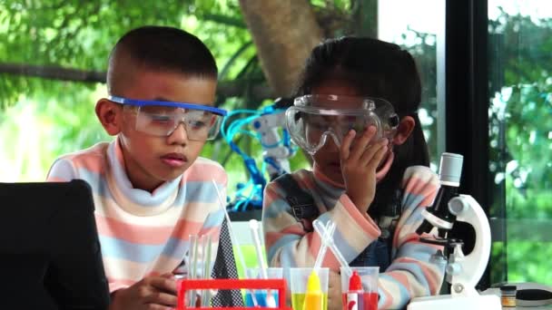 Азиатские Школьники Учатся Химии Школьной Лаборатории Медленное Движение — стоковое видео