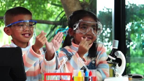 Niños Asiáticos Mostrando Mini Gesto Corazón Laboratorio Escolar Movimiento Lento — Vídeo de stock