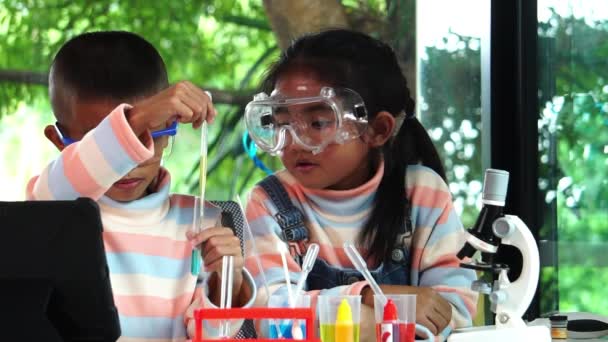 Azjatyckie Dzieci Uczą Się Chemii Szkolnym Laboratorium Zwolniony Ruch — Wideo stockowe