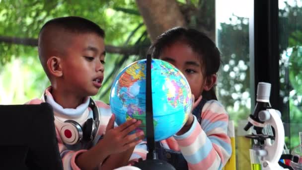 Asiatische Kinder Inspizieren Einen Globus — Stockvideo