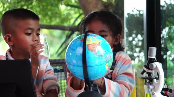 Ασιατικά Παιδιά Που Επιθεωρούν Μια Υδρόγειο — Αρχείο Βίντεο