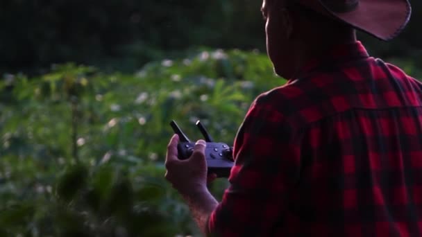 Agricoltore Che Utilizza Drone Attività Agricole Rallentatore — Video Stock