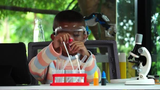 Азійський Школяр Вивчає Хімію Шкільній Лабораторії Повільний Рух — стокове відео