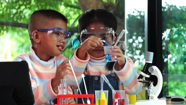 アジアの学校の子供たちは 学校の実験室で化学を学んでいる スローモーション — ストック動画
