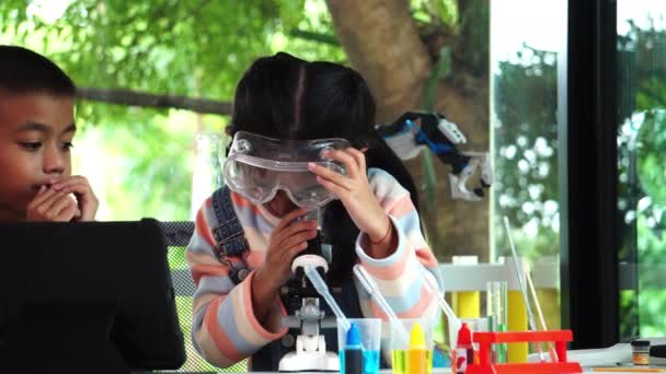 Asian School Children Learning Chemistry Using Microscope School Lab — Stock Video