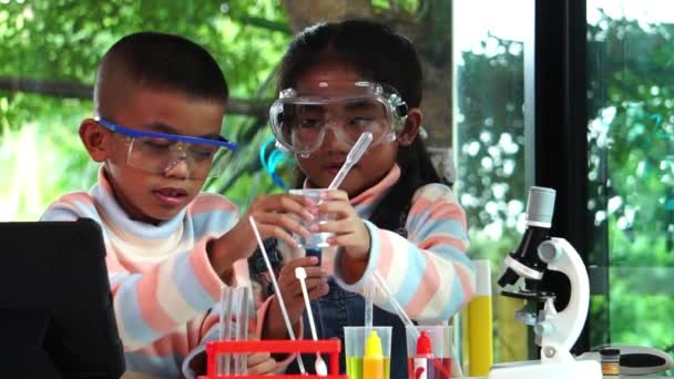 Los Escolares Asiáticos Están Aprendiendo Química Laboratorio Escolar Movimiento Lento — Vídeo de stock