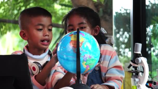 Azjatyckie Dzieci Sprawdzające Globus — Wideo stockowe