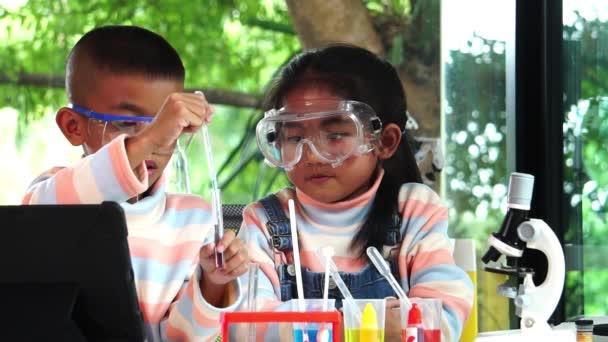 Crianças Escola Asiática Estão Aprendendo Química Laboratório Escolar Movimento Lento — Vídeo de Stock