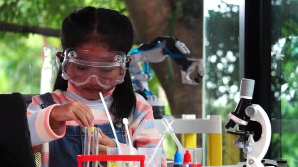 Asyalı Kız Okul Laboratuarında Kimya Öğreniyor Yavaş Çekim — Stok video