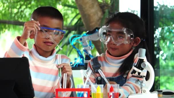 Asian School Children Learning Chemistry School Lab Slow Motion — Stock Video