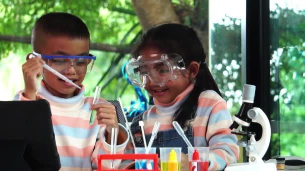 Los Escolares Asiáticos Están Aprendiendo Química Laboratorio Escolar Movimiento Lento — Vídeo de stock