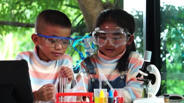 Asijské Školáci Učí Chemii Školní Laboratoři Zpomalený Pohyb — Stock video