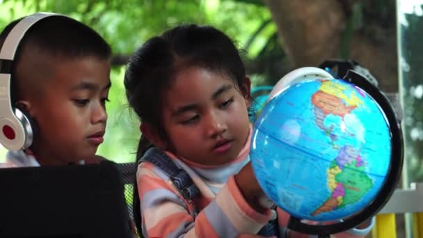 Les Enfants Asiatiques Inspectent Globe — Video
