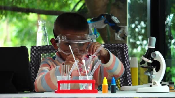 Asijský Školák Učí Chemii Školní Laboratoři Zpomalený Pohyb — Stock video