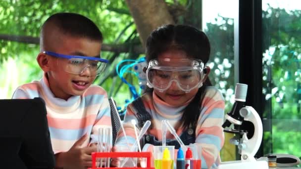 Anak Anak Sekolah Asia Belajar Kimia Lab Sekolah — Stok Video