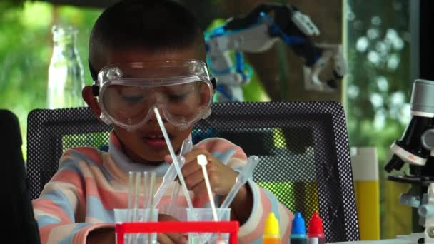 学校のラボで化学を学ぶアジアのボーイ スローモーション — ストック動画