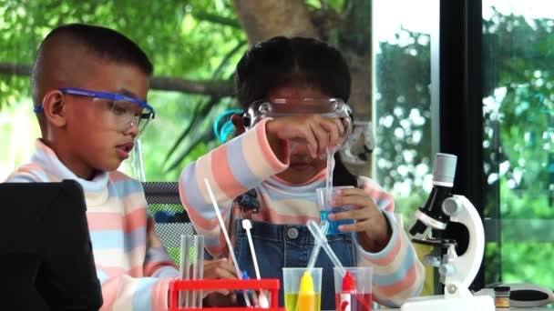 Asian School Children Learning Chemistry School Lab Slow Motion — Stock Video